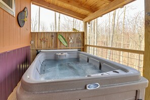 Outdoor spa tub - Ridgefolk Retreats! Set of 2 Cabins in Frenchburg (Frenchburg)