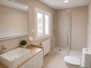 Haartrockner, Handtücher, Toilettenpapier
