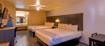 2 Queen Bed Smoking | Yoakum West