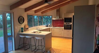 Spacious 5 Bedroom House in Ngāhinapōuri Family Retreat