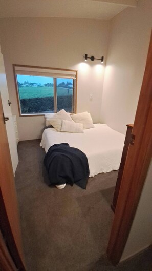 Internet, bed sheets - Spacious 5 Bedroom House in Ngāhinapōuri Family Retreat (Ngāhinapōuri)