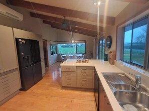 Fridge, microwave, oven, stovetop - Spacious 5 Bedroom House in Ngāhinapōuri Family Retreat (Ngāhinapōuri)