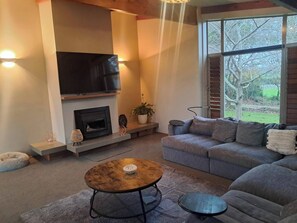 TV, fireplace, stereo - Spacious 5 Bedroom House in Ngāhinapōuri Family Retreat (Ngāhinapōuri)
