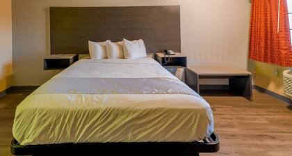 Queen Bed Smoking | Yoakum West