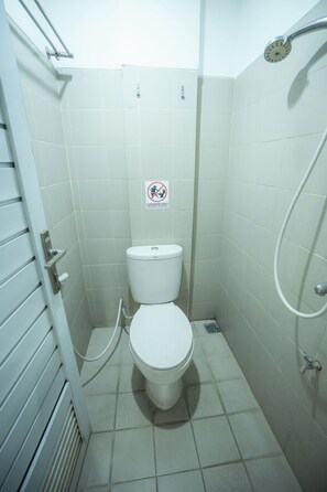 Ducha, artículos de higiene personal gratuitos, toallas y jabón