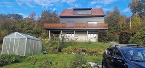 A two-story house with a balcony, a greenhouse, and a garden. - Charming house, 8 beds, possibility to rent a boat (Bjørnafjorden)