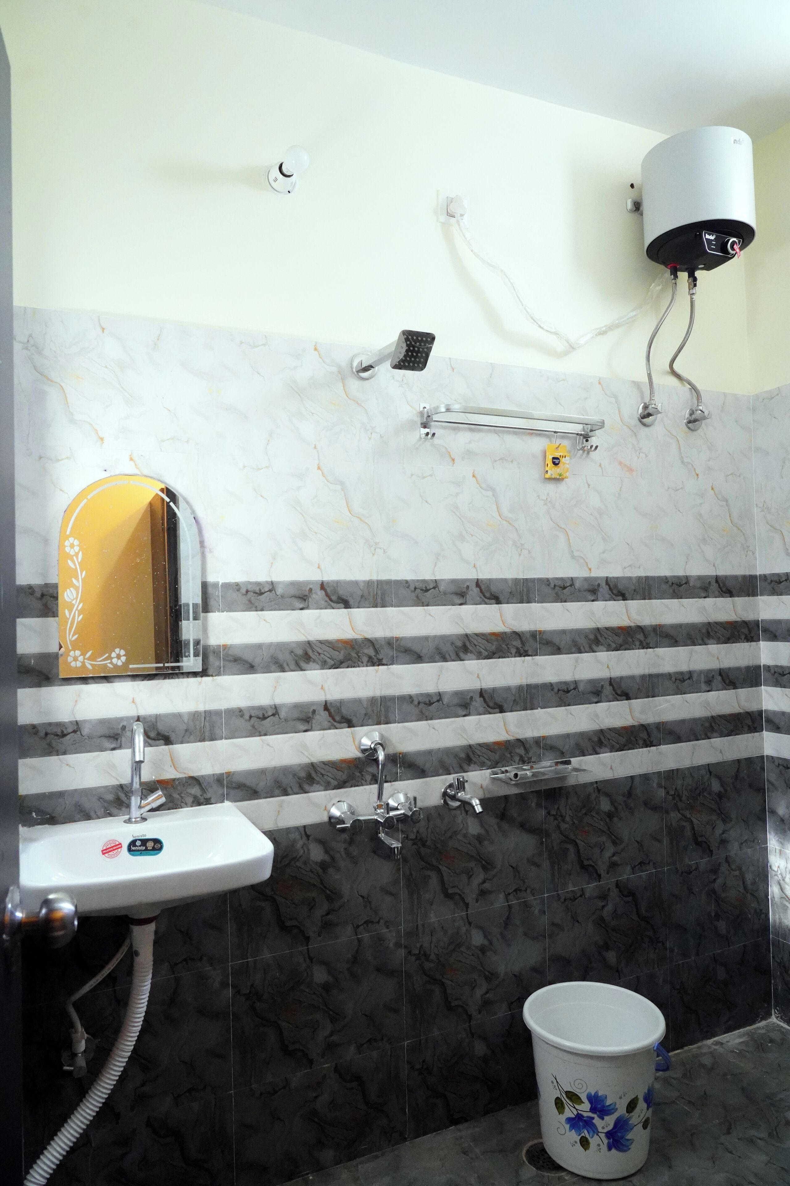 Deluxe Double Room, Garden View | Bathroom | Shower, towels, soap, shampoo