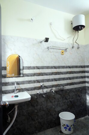 Deluxe Double Room, Garden View | Bathroom | Shower, towels, soap, shampoo - Hotel The Sangha Residency (Varanasi)