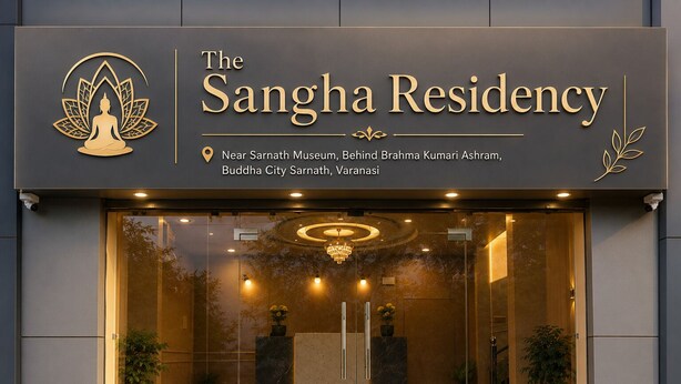 Le centre d’accueil Sangha se distingue par son entrée moderne, son logo et une signalétique indiquant son emplacement.