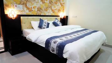 Deluxe Double Room, Garden View | Desk, free WiFi