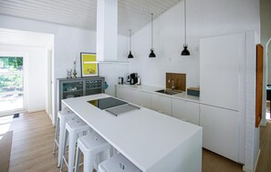Coffee/tea maker, fridge, microwave, oven - Awesome home in Sæby with sauna (Sæby)