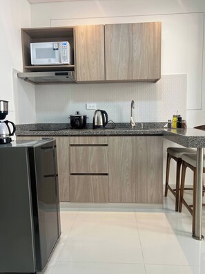 Coffee/tea maker, fridge, microwave, cookware/dishes/utensils - Estudio apartment in Arboledas 201 (Cali)