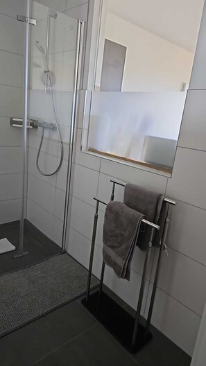 Dusche, Haartrockner, Handtücher, Seife