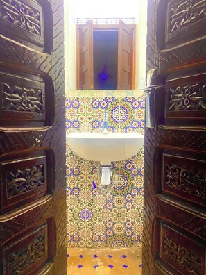 Doccia, asciugacapelli, asciugamani, sapone