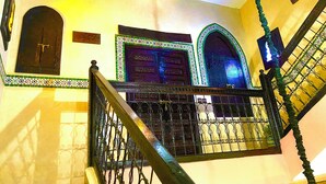 المنشأة من الداخل