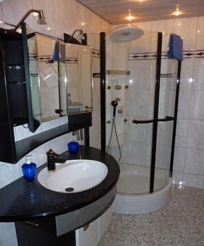 Bathroom - "House Am Weiherholz" (Stockach)