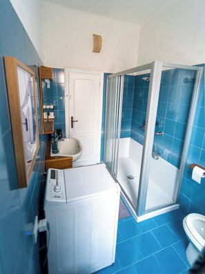 Shower, hair dryer, bidet, towels - Casa Vacanze Ca Zigoela (La Spezia)
