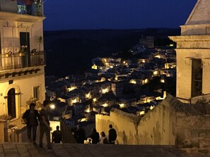 A nighttime view of a historic town with illuminated buildings and a prominent church. - Villa Didymos by Geco Vacation Rentals (Chiaramonte Gulfi)