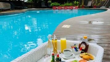 Una piscina al aire libre