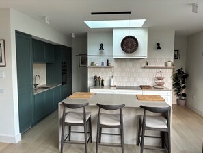 Private kitchen - Enjoyable 3-bedroom house in charming local community for your getaway in Cork (Cork)
