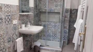 Douche, sèche-cheveux, bidet, serviettes fournies