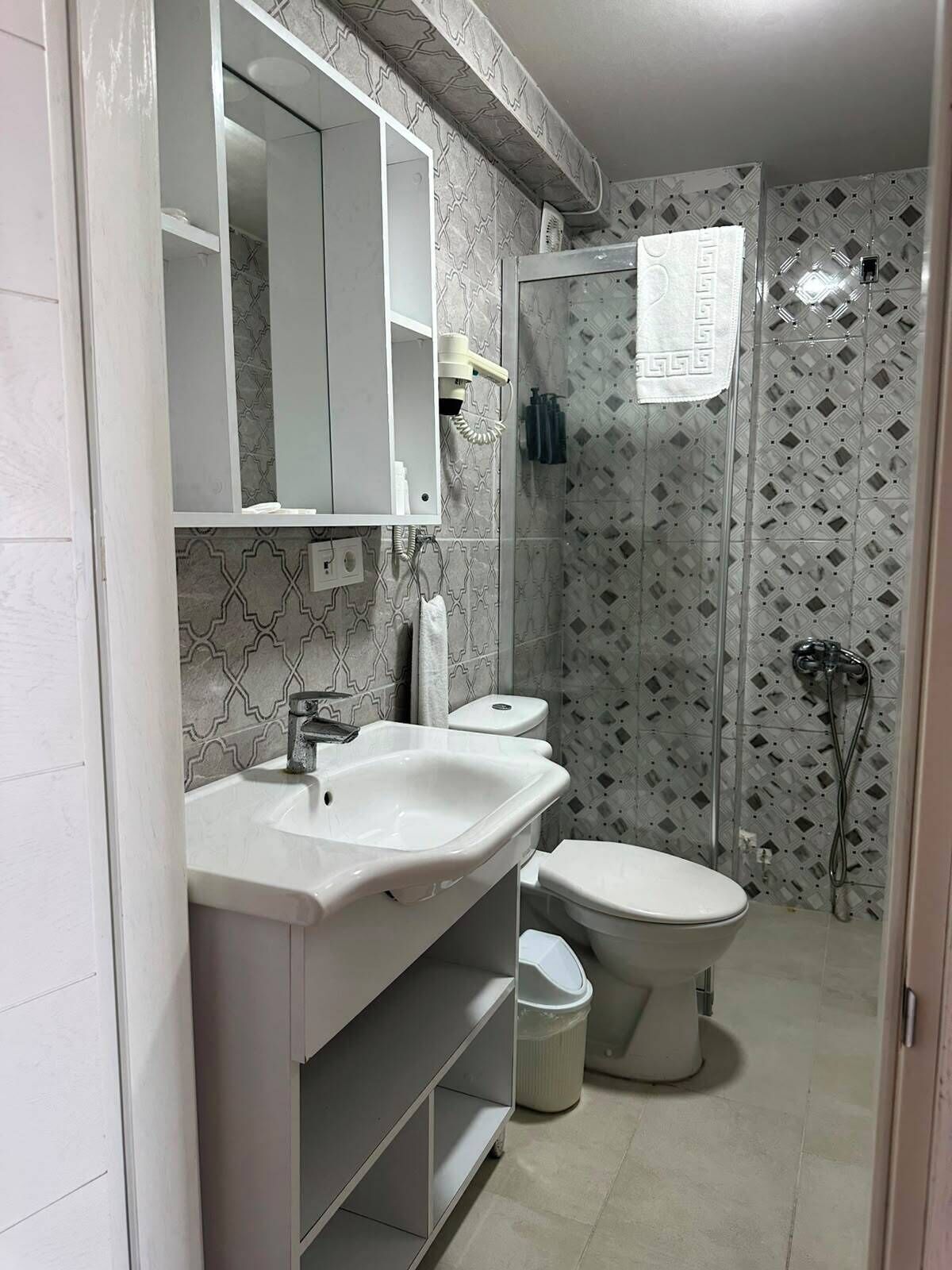 Dusche, Haartrockner, Hausschuhe, Handtücher