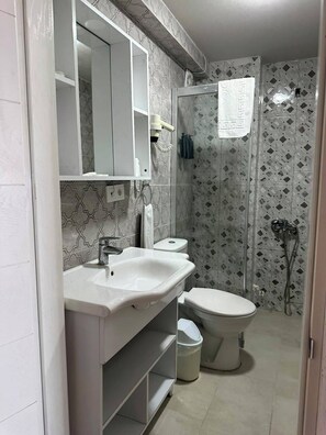 Shower, hair dryer, slippers, towels - Salihli Sardis otel (Salihli)
