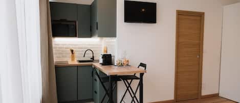 Cafetière/bouilloire, réfrigérateur, micro-ondes, plaque de cuisson