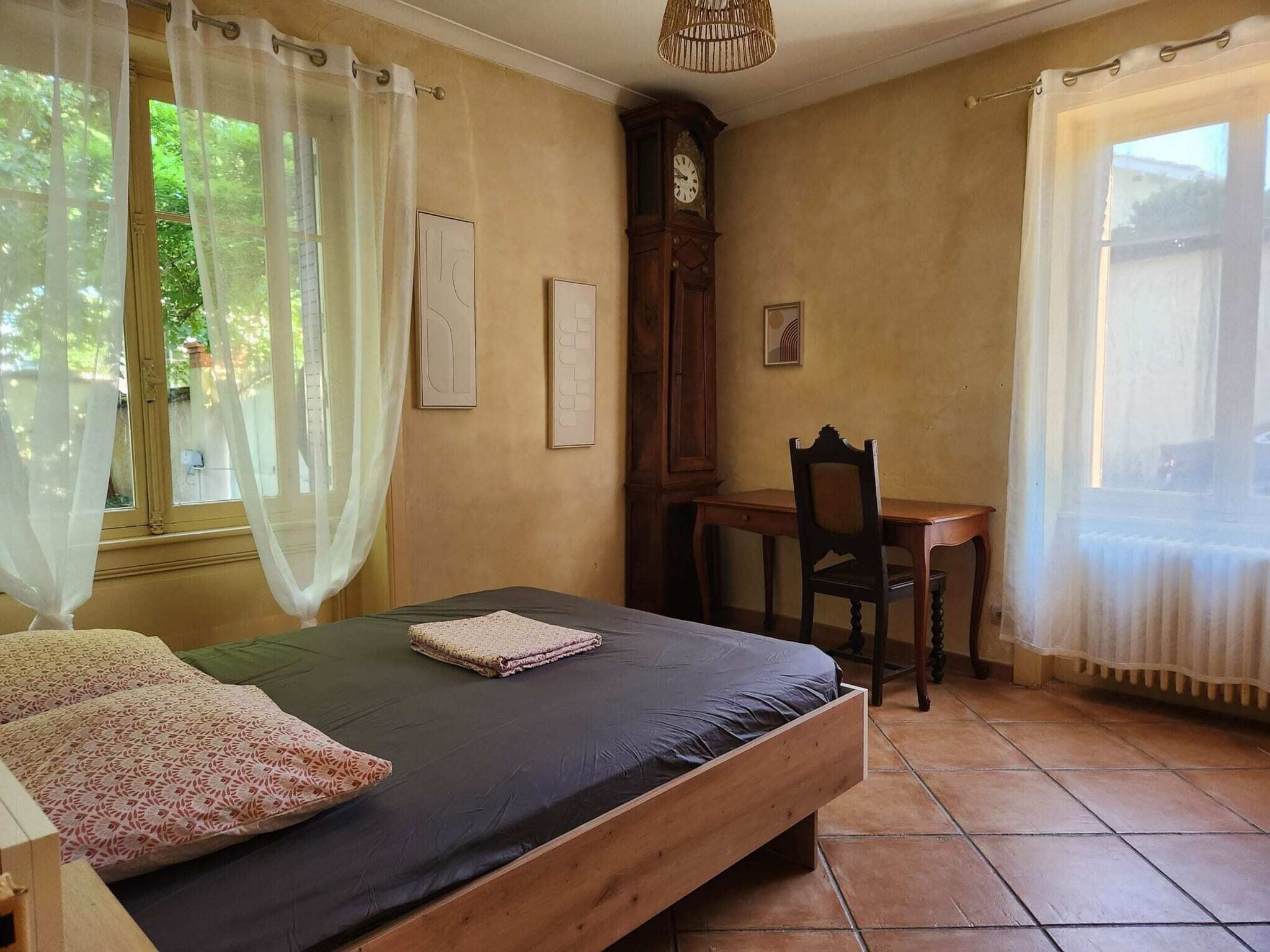 4 slaapkamers, een strijkplank/strijkijzer, gratis wifi, beddengoed