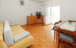 TV - 1 bedroom beautiful apartment in Kustici (Kustici)