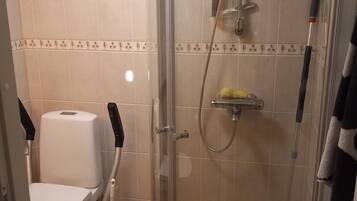 Room, 2 Bedrooms | Bathroom