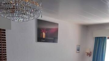 Room, 2 Bedrooms | Living room