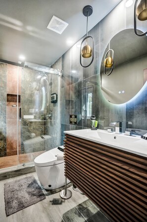 Dusche, Haartrockner, Bidet, Handtücher