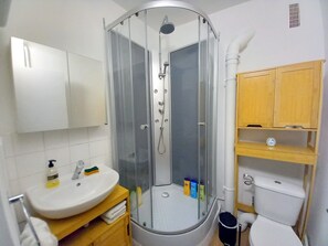 Douche, sèche-cheveux, serviettes fournies, savon