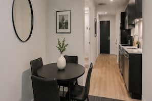 Dining - Downtown Verve Suites (Toronto)