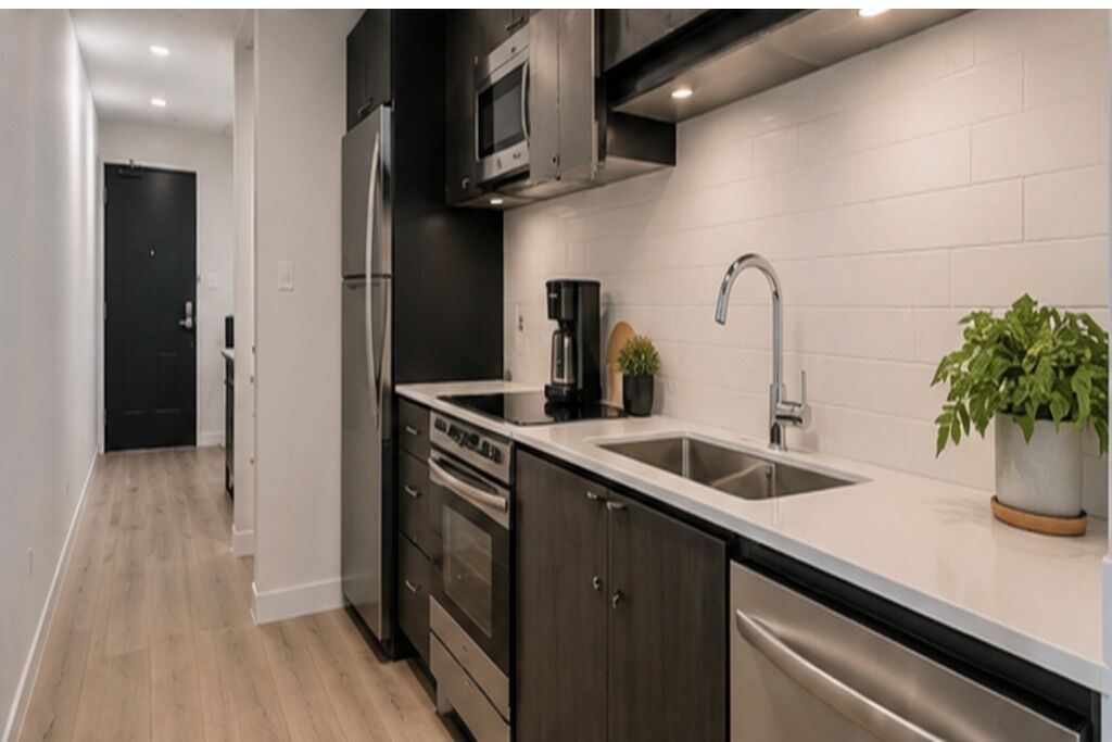 Deluxe Room | Private kitchen | Fridge, microwave, oven, stovetop