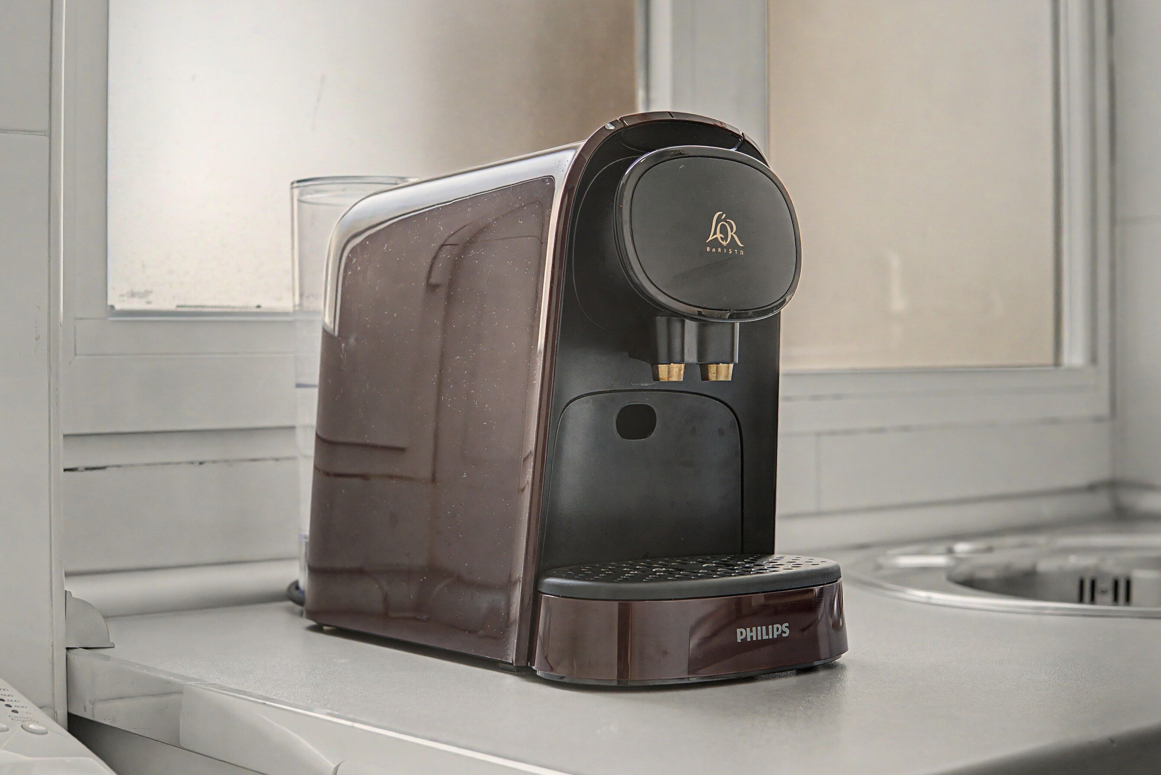 Una cafetera de diseño elegante, sobre una encimera de cocina.