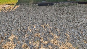 A building with a covered entrance, a gravel driveway, and a grassy area. - Near Bordeaux: air conditioning, parking, and a picturesque setting (Latresne)