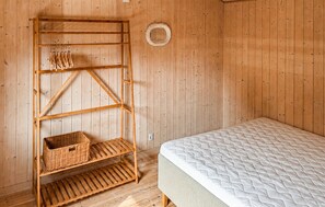 4 bedrooms, free WiFi - Cozy home in Hadsund with sauna (Hadsund)