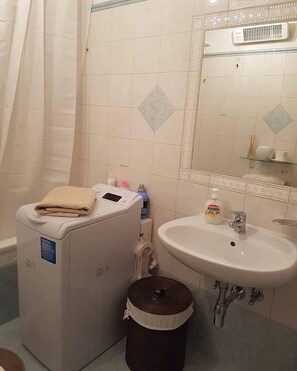 Secador de cabelo, toalhas de banho, sabonete, papel higiênico