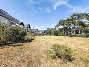 Een woonwijk met huizen, een gazon en bomen.