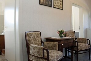 Interior - At the councilors' triangle (Eimke)