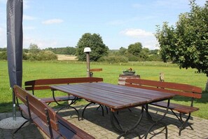 Outdoor dining - Holiday apartment with 2 bedrooms (Bohlsen)