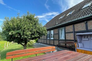 Outdoor dining - Holiday apartment with 2 bedrooms (Bohlsen)