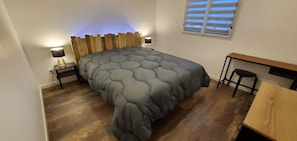 Iron/ironing board, WiFi, bed sheets - 3-bedroom house (Les Pieux)