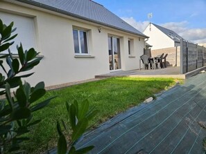 Outdoor dining - 3-bedroom house (Les Pieux)