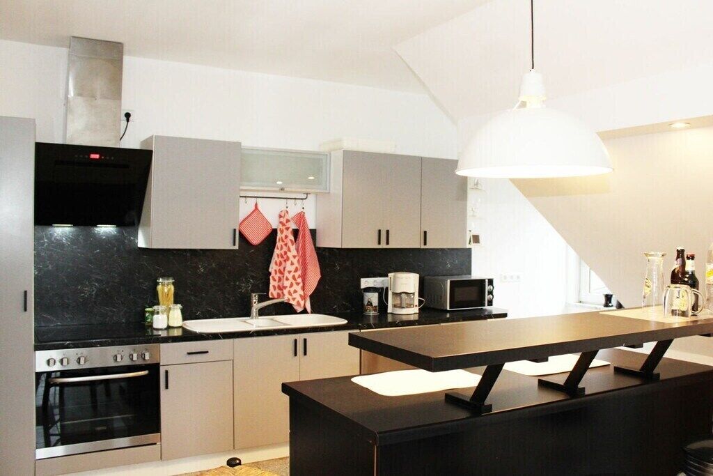 Coffee/tea maker, fridge, microwave, stovetop
