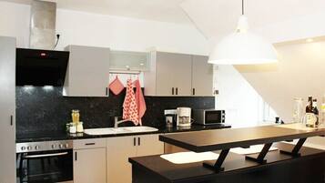 Coffee/tea maker, fridge, microwave, stovetop