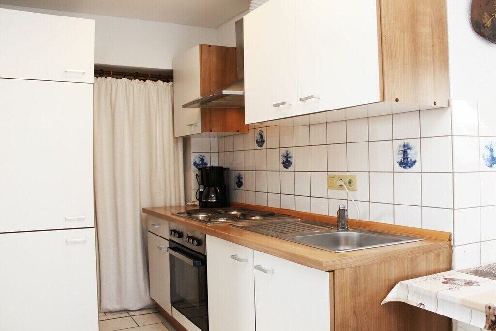 Wasserkocher mit Kaffee-/Teezubehör, Kühlschrank, Mikrowelle, Ofen