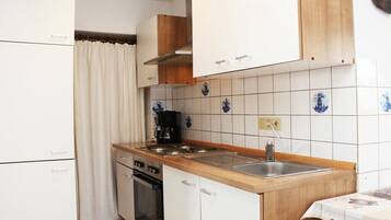 Wasserkocher mit Kaffee-/Teezubehör, Kühlschrank, Mikrowelle, Ofen